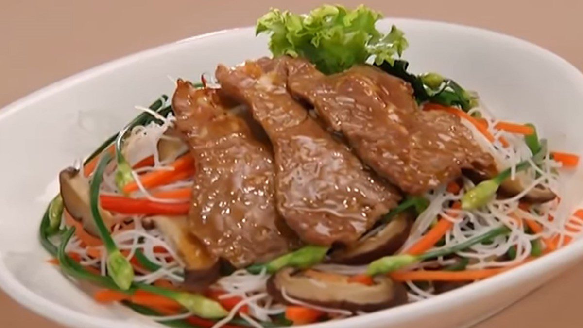 Stir-fried rice noodles with beef