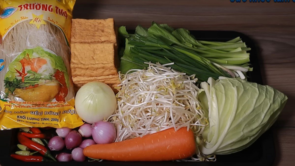 Ingredients for the dish on how to make dry fried noodles vegetarian