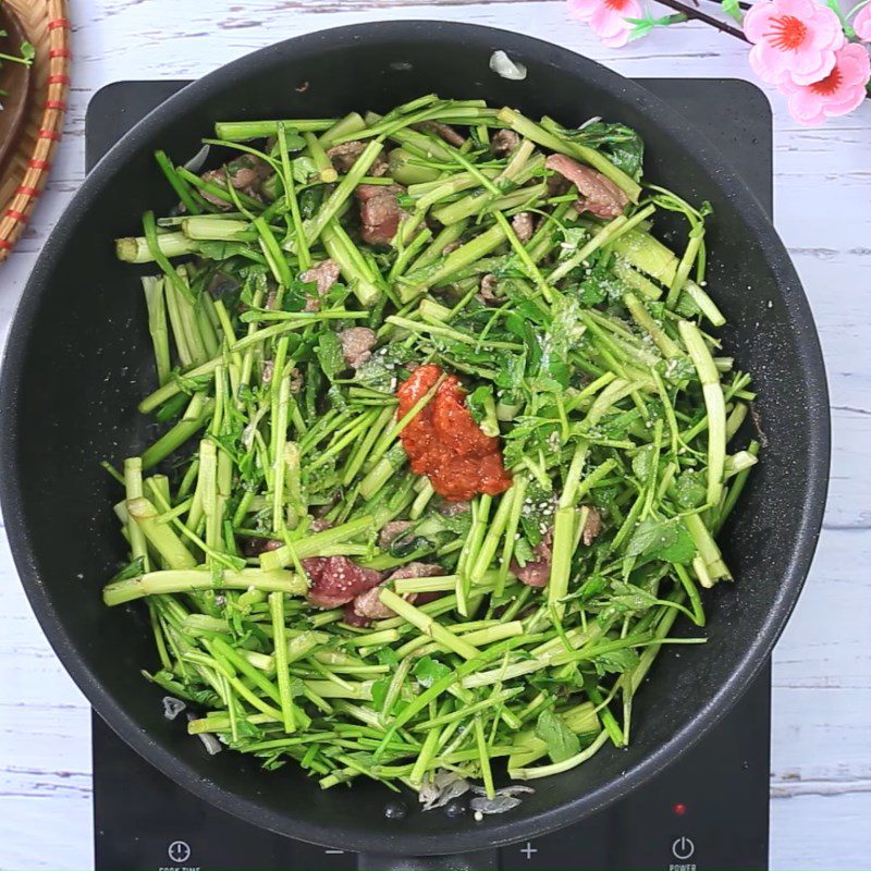 Step 3 Stir-fried noodles with beef and celery