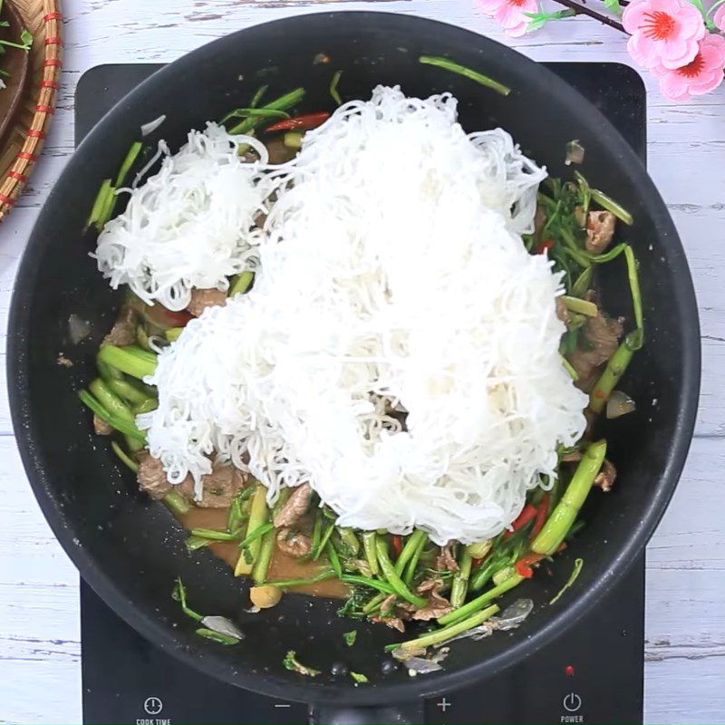 Step 3 Stir-fried noodles with beef and celery