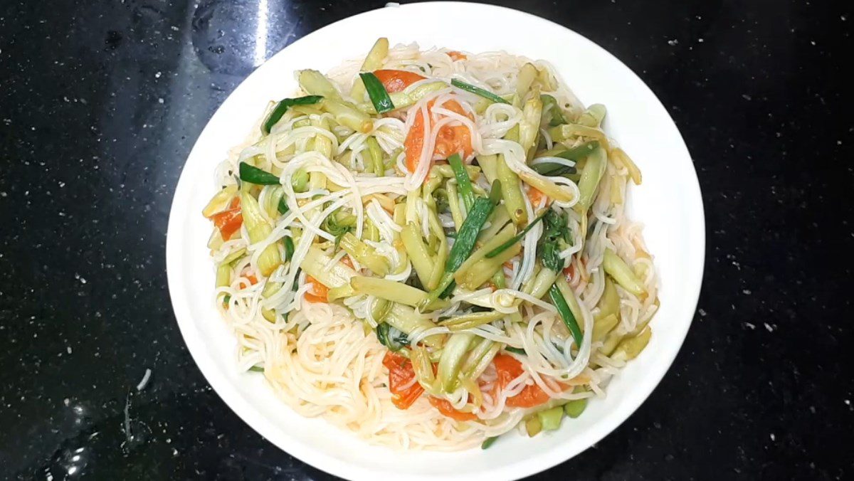 Stir-fried noodles with tomatoes