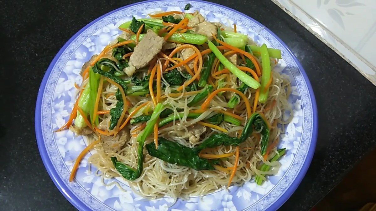 Stir-fried noodles with pork and vegetables