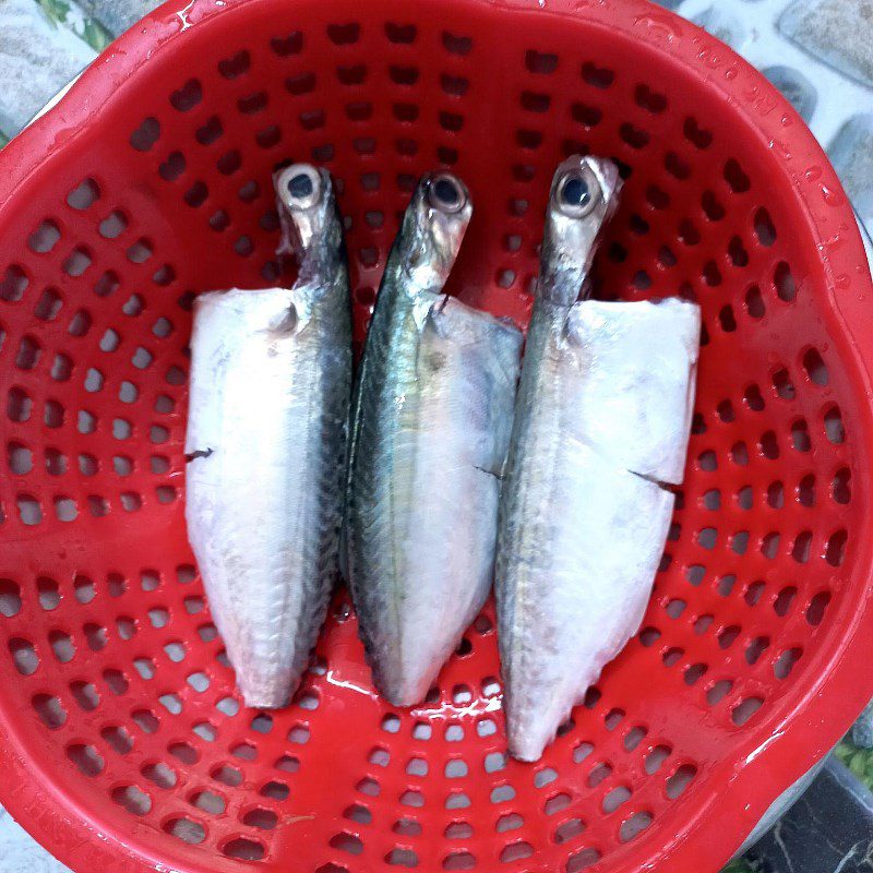 Step 1 Prepare mackerel Mackerel cooked with vegetables (recipe shared by users)