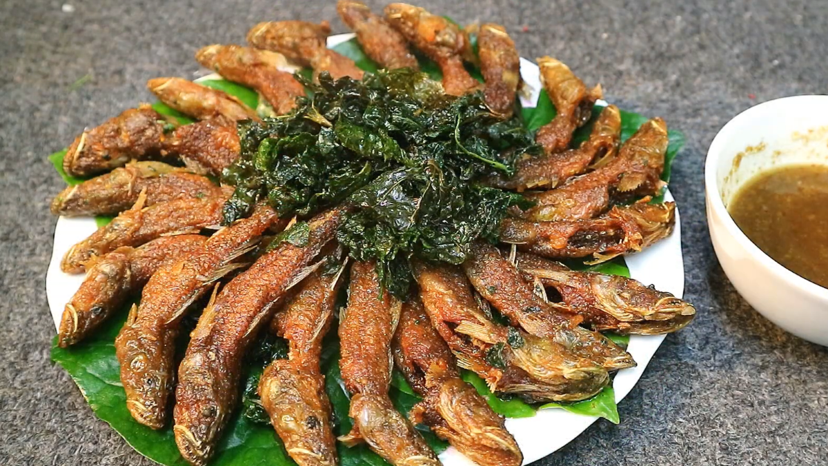 Crispy fried goby fish with betel leaves