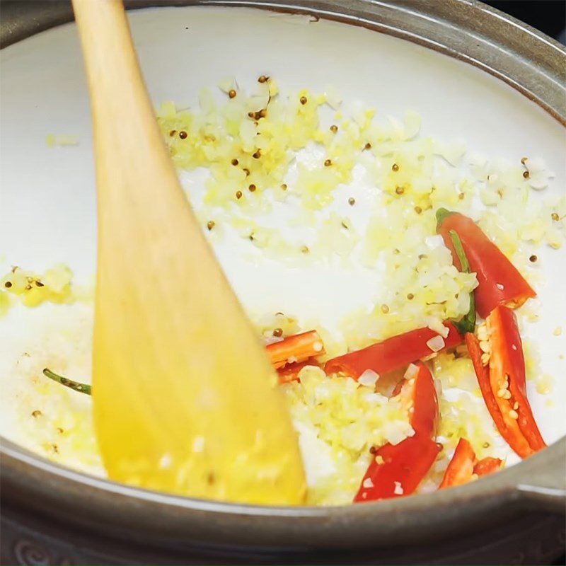 Step 2 Stir-fry the pork for rambutan pork curry