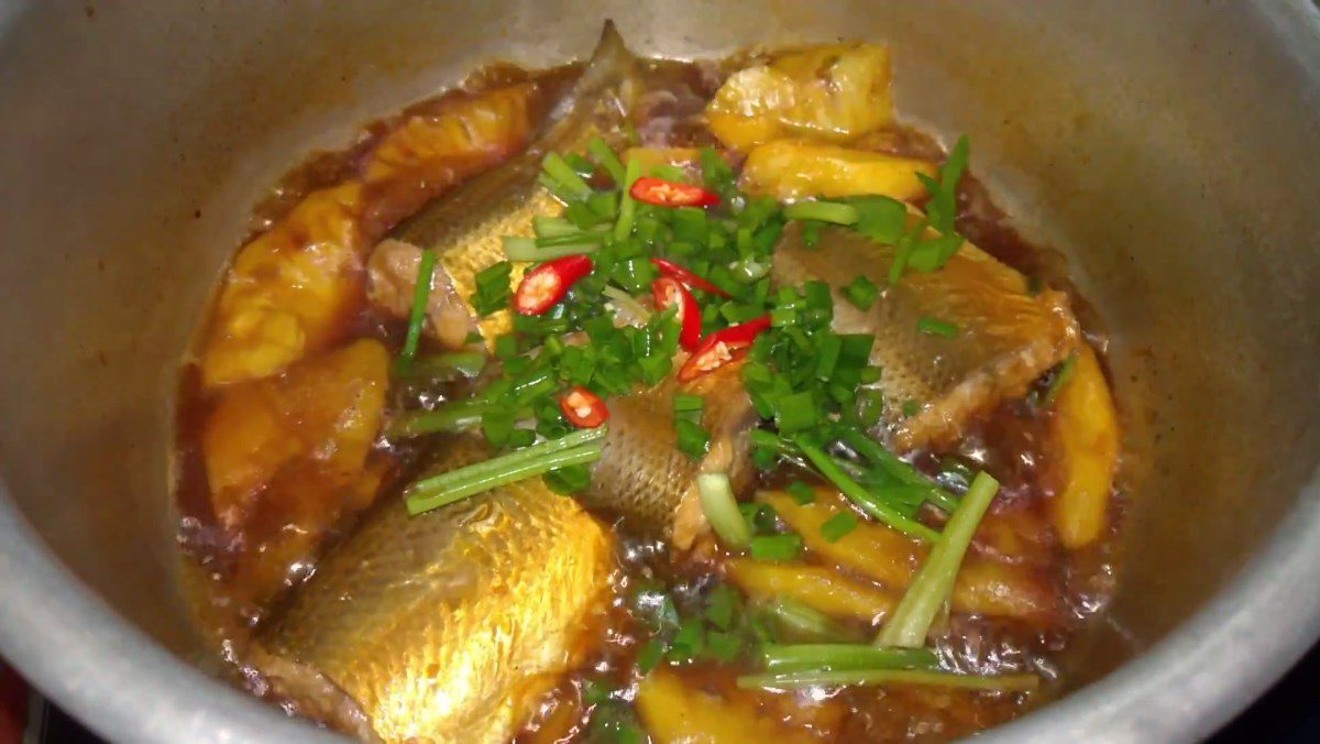 Măng fish braised with pineapple (thơm)