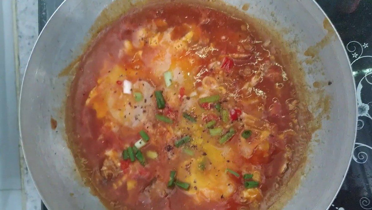 Sardines braised with fried eggs