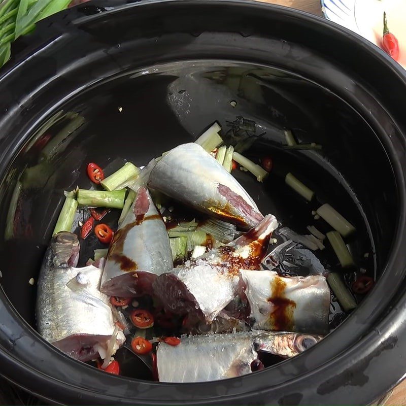 Step 3 Marinate the fish Mackerel braised with young jackfruit