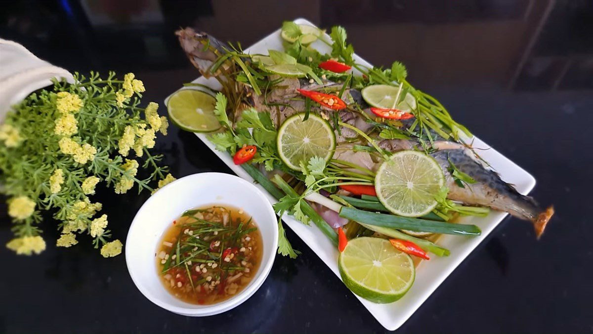 Steamed saba fish with lemon