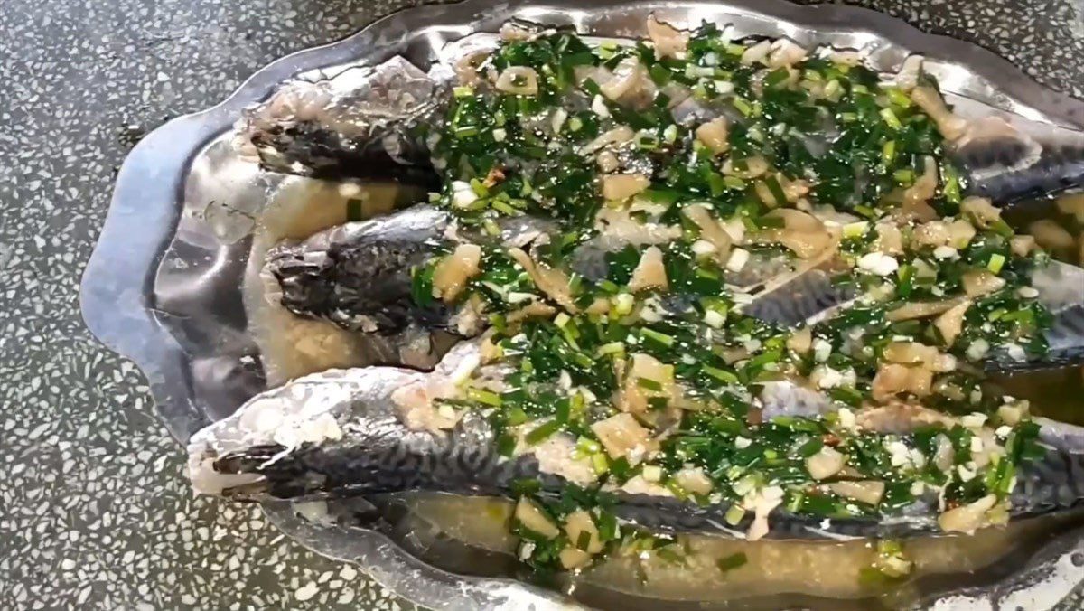 Steamed saba fish with scallion oil