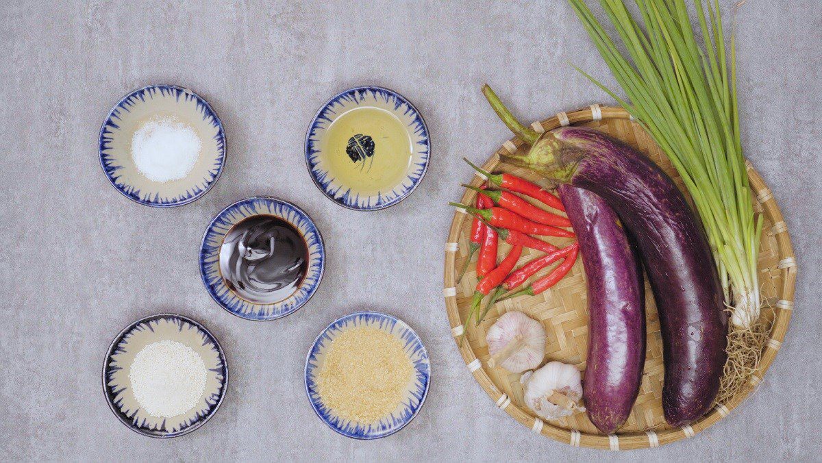 Ingredients for stir-fried eggplant with garlic and chili