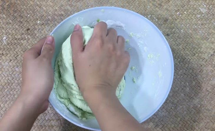 Step 4 Mixing and kneading the dough for pandan leaf dumplings