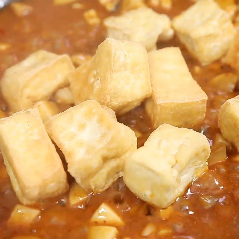 Step 4 Stir-fry tofu with mushroom sauce