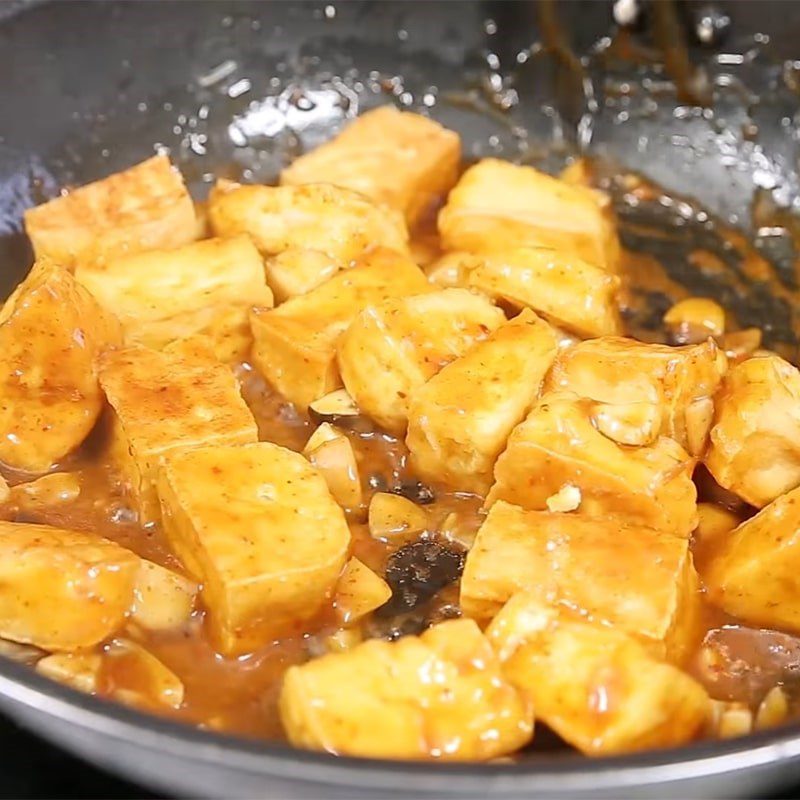 Step 4 Stir-fry tofu with mushroom sauce