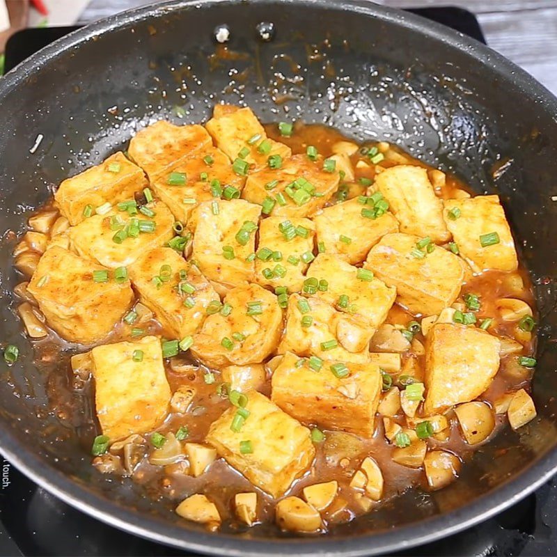 Step 4 Stir-fry tofu with mushroom sauce