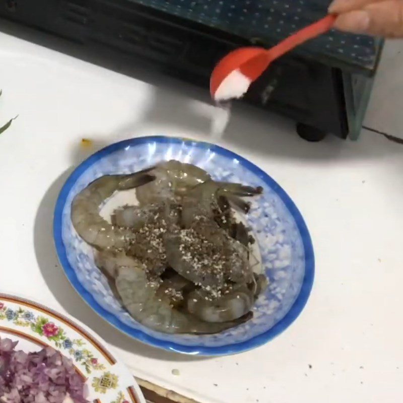 Step 2 Marinate shrimp Stir-fried sweet cabbage with shrimp