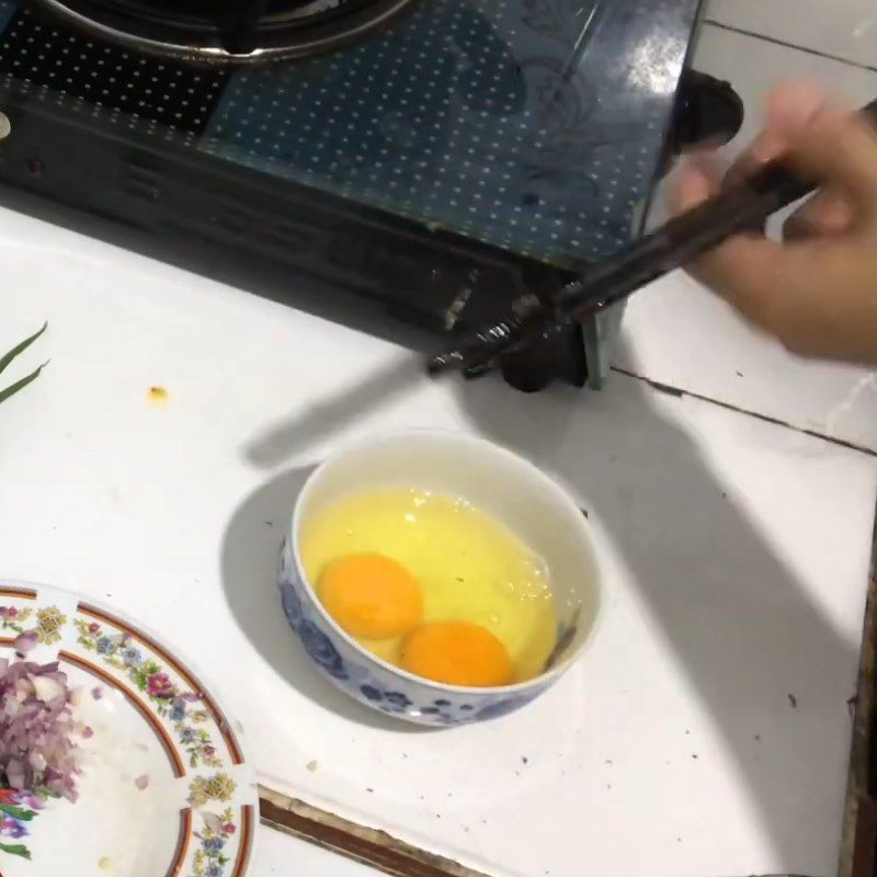 Step 3 Stir-fry eggs Stir-fried sweet cabbage with shrimp