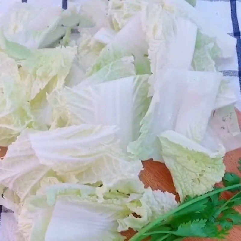 Step 1 Prepare the ingredients for stir-fried napa cabbage with wood ear mushrooms