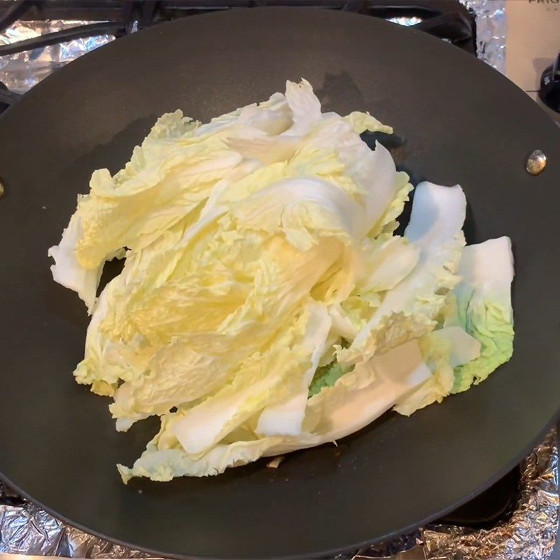 Step 2 Stir-fried Napa cabbage with garlic Stir-fried Napa cabbage with garlic