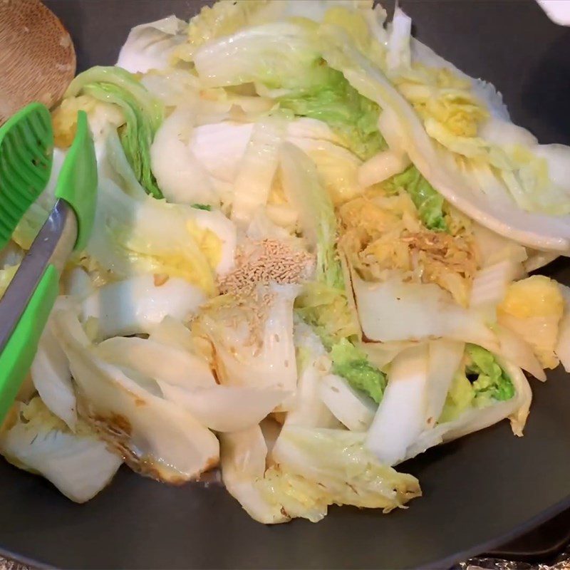 Step 2 Stir-fried Napa cabbage with garlic Stir-fried Napa cabbage with garlic