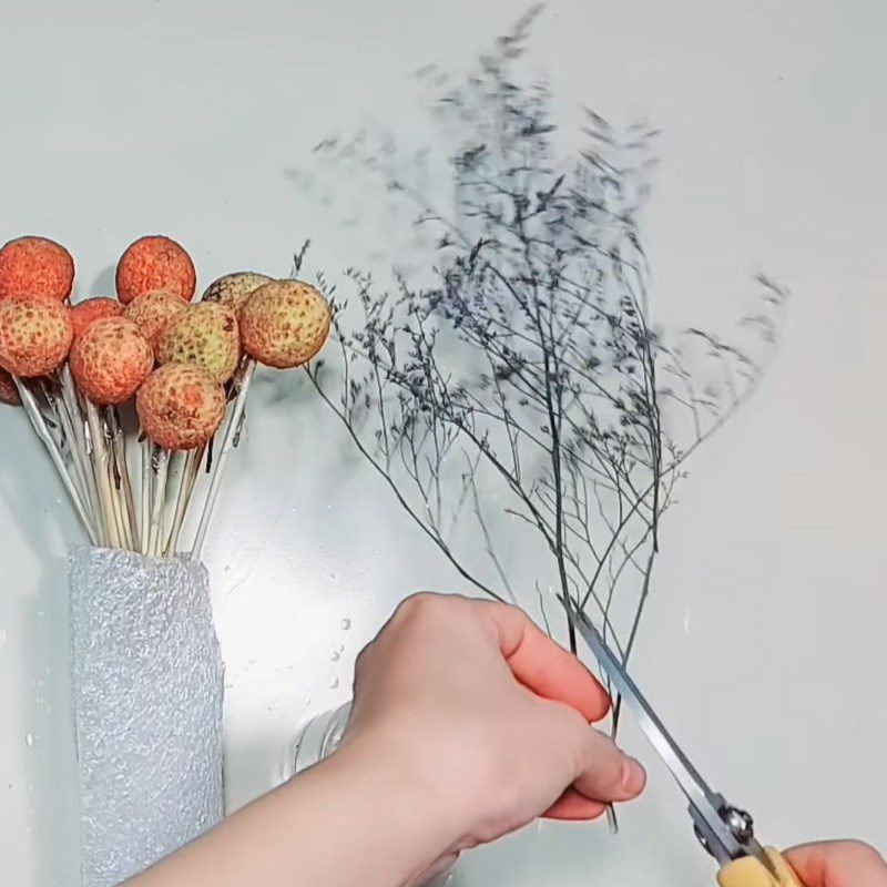 Step 2 Insert lychee and flowers into the foam Lychee bouquet