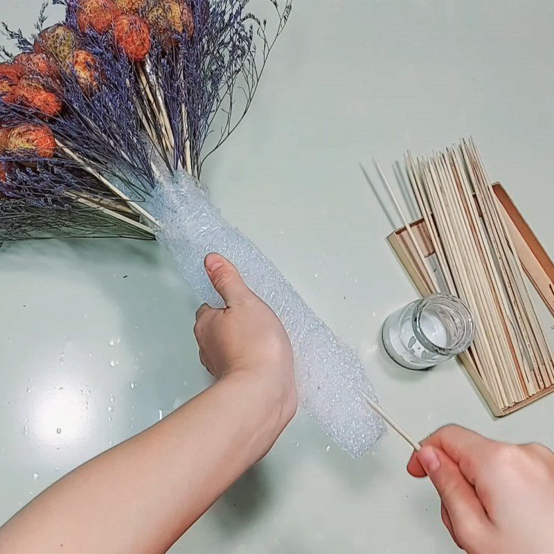 Step 2 Insert lychee and flowers into the foam Lychee bouquet