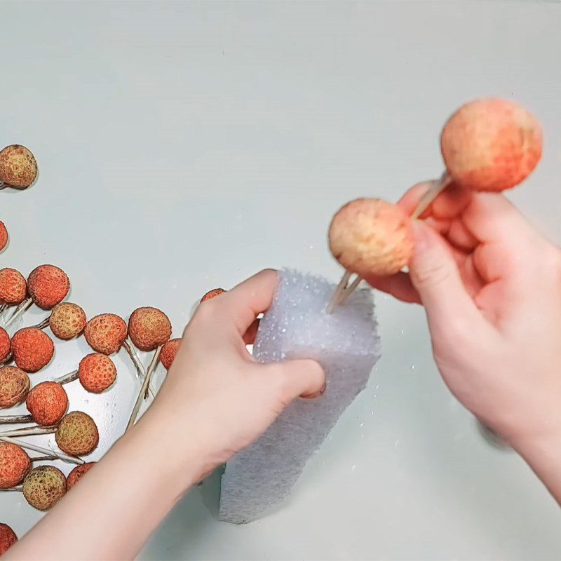 Step 2 Insert lychee and flowers into the foam Lychee bouquet