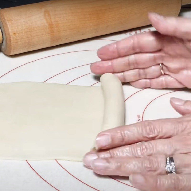 Step 4 Rolling dough for shrimp and potato dumplings