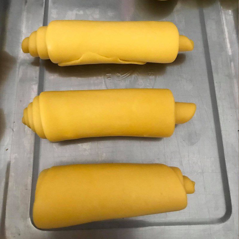 Step 4 Rolling dough for lotus seed mooncake