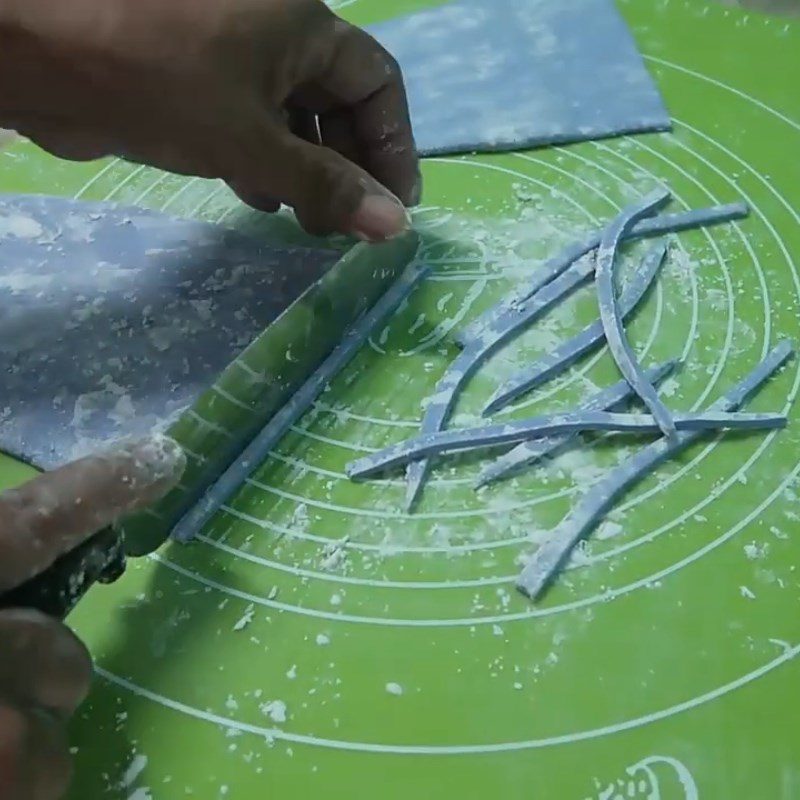 Step 3 Rolling the dough to make bánh canh Bánh canh ngọt hoa đậu biếc