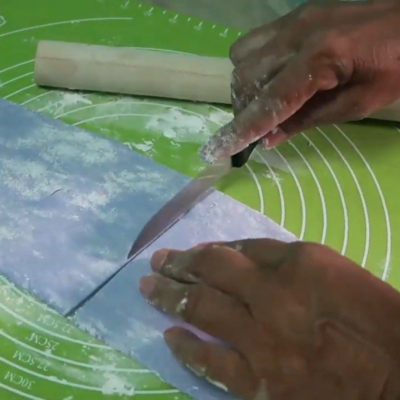 Step 3 Rolling the dough to make bánh canh noodles sweet bánh canh with butterfly pea flowers