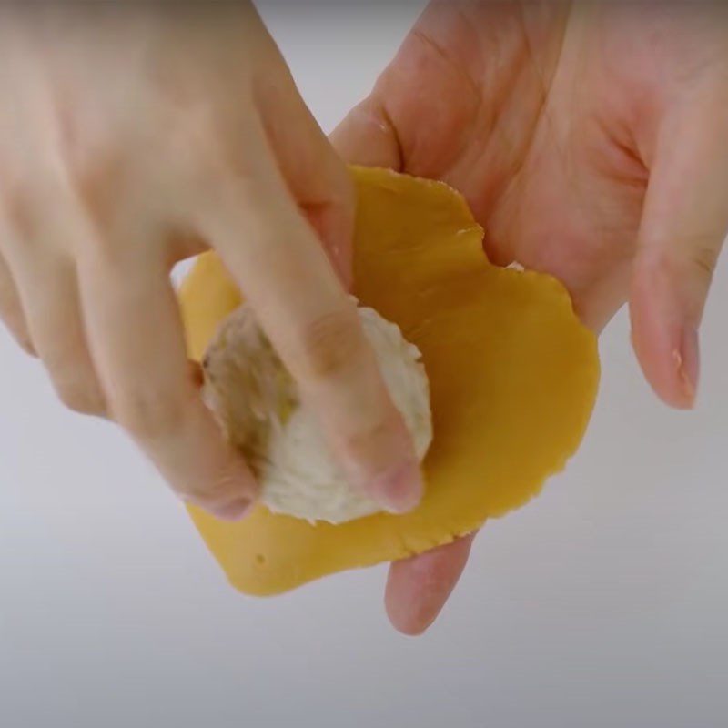 Step 2 Rolling the dough and wrapping the filling for the mooncake with durian coconut filling using an air fryer