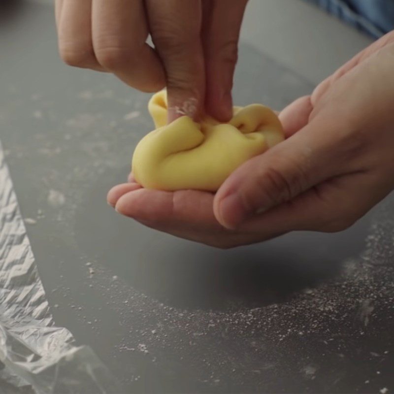 Step 5 Roll out the dough and wrap the banana custard filling for banana custard buns