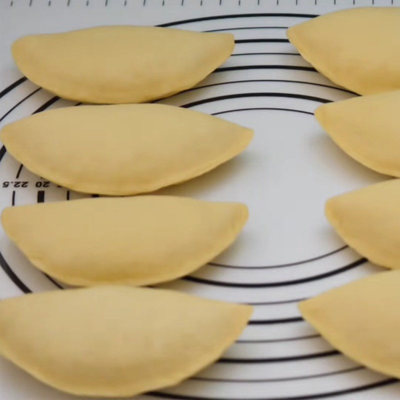 Step 3 Roll the dough and wrap the honey filling Honey-filled bread using a pan