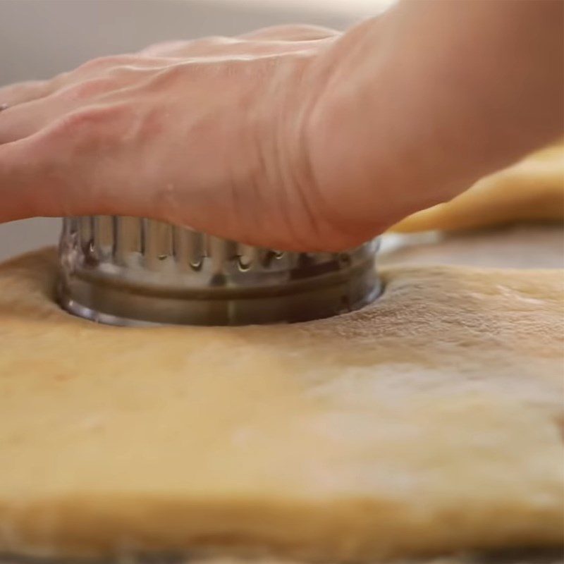 Step 2 Rolling the dough and shaping the animal-shaped butter cookies