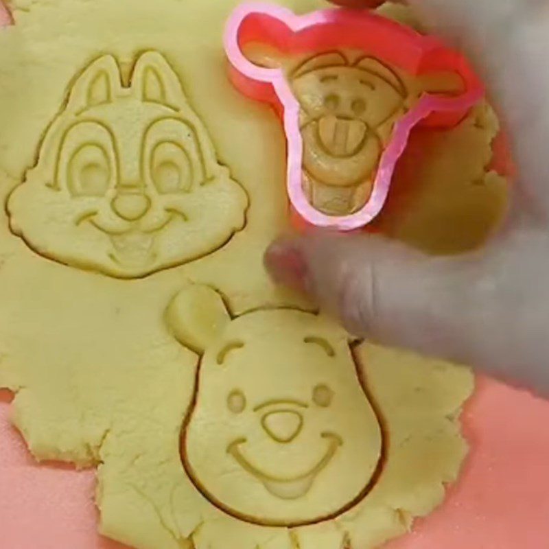 Step 3 Rolling the dough and shaping Cheese cookies in animal shapes