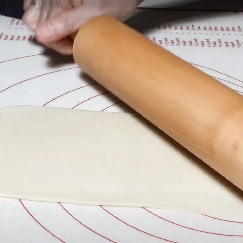 Step 4 Roll out the dough for shrimp and potato stuffed pastry