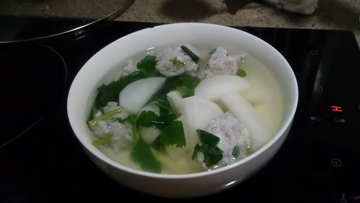 Fish cake soup with radish