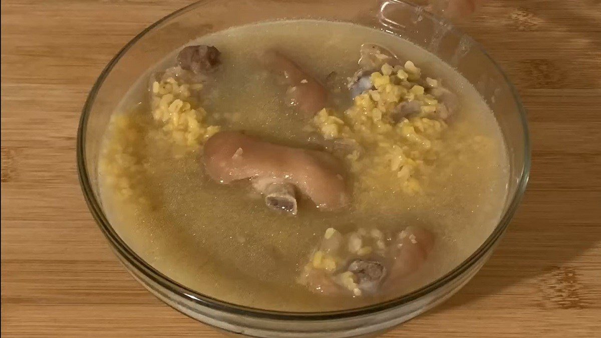 Pork knuckle soup with mung beans