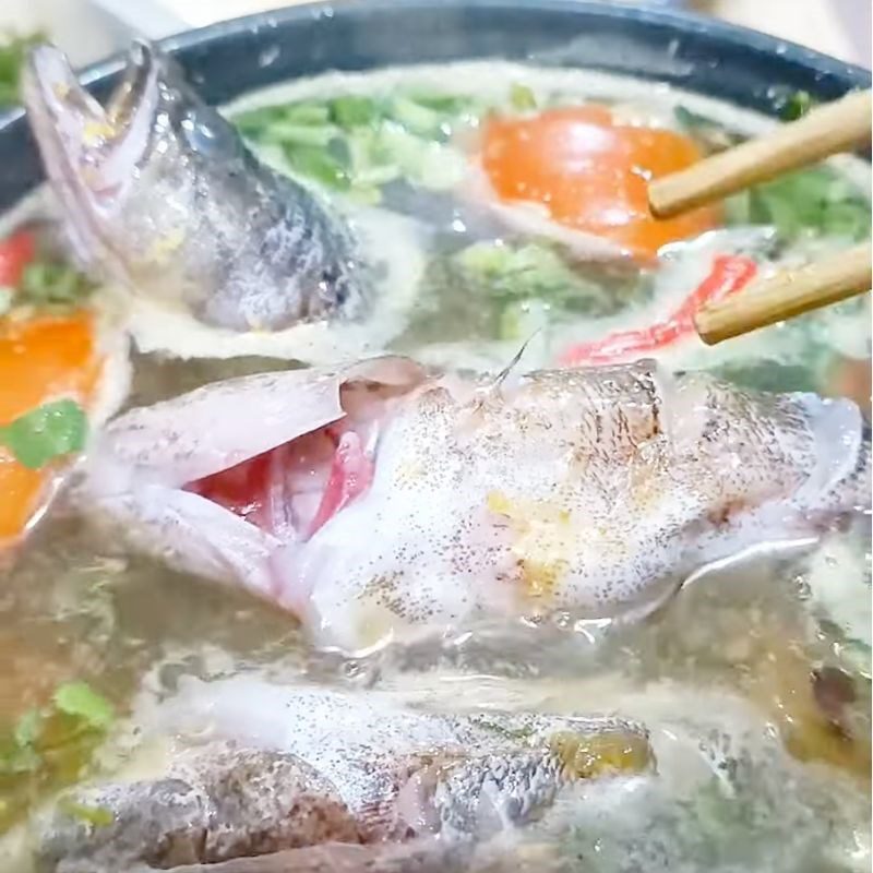 Step 3 Cook the sour soup with goby fish