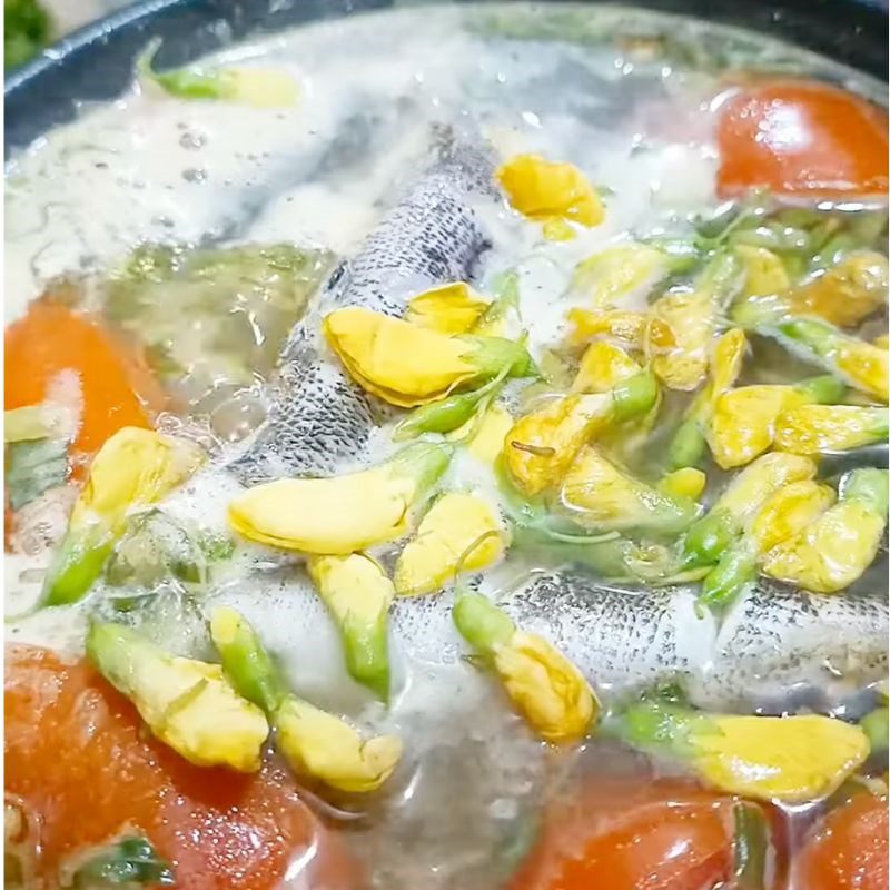 Step 3 Cook the sour soup with goby fish