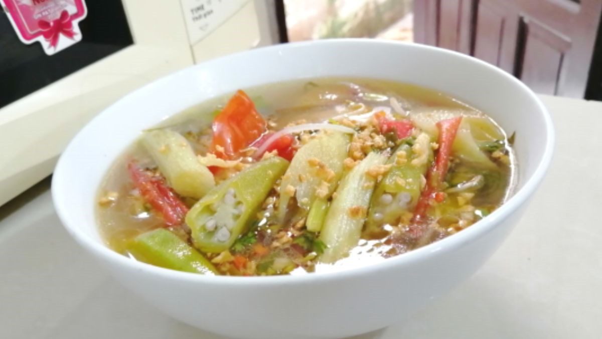 Sour grouper soup with pineapple