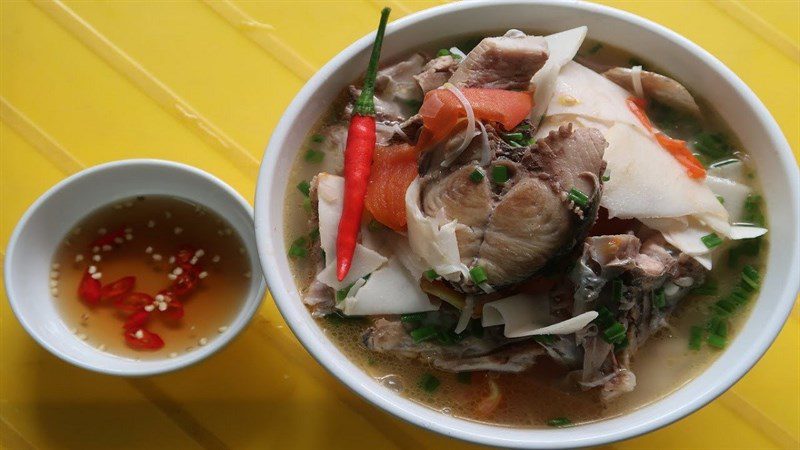 Sour bamboo shoot soup with mackerel