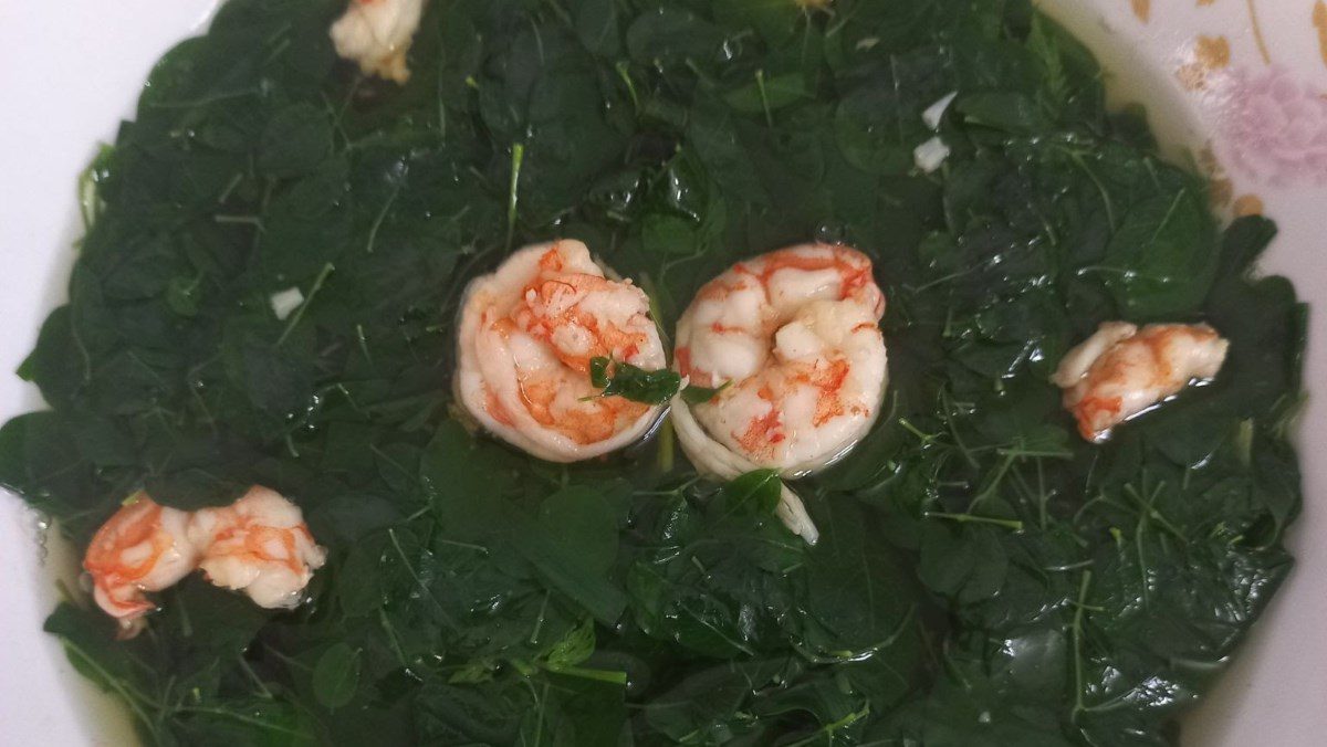 Moringa leaf soup with fresh shrimp