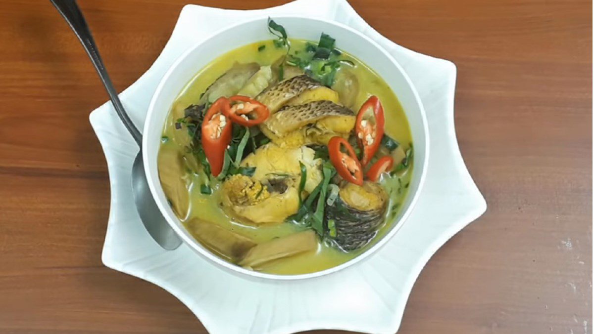 Green banana soup with snakehead fish