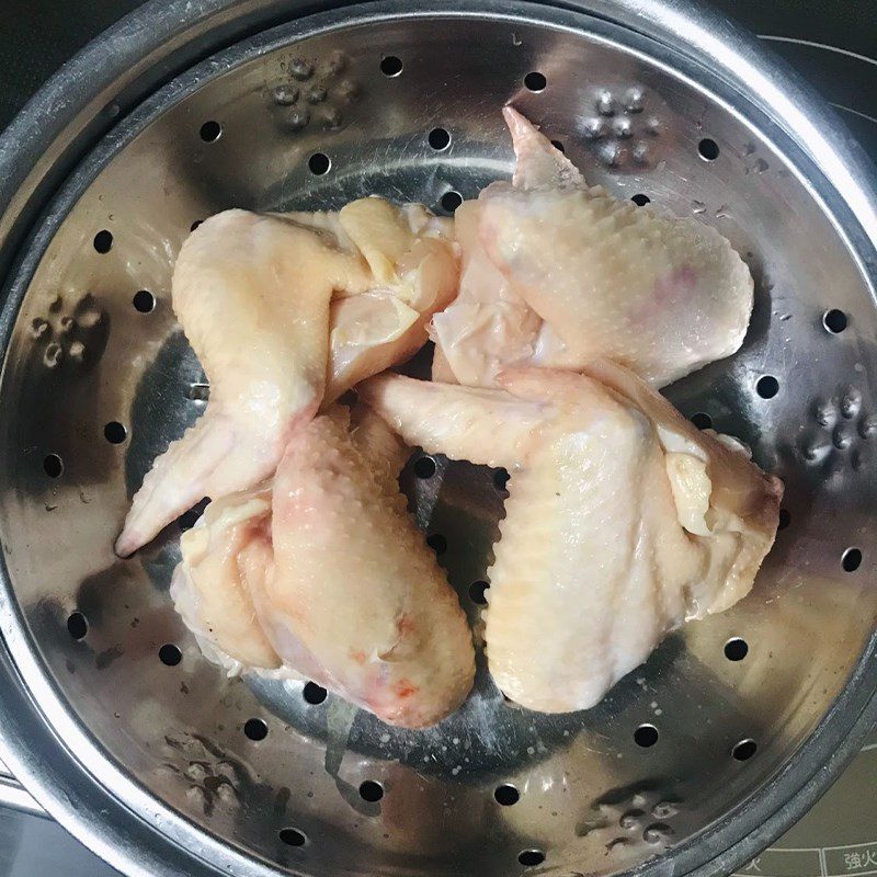 Step 1 Prepare the ingredients Fried chicken wings with fish sauce (recipe shared by a user)