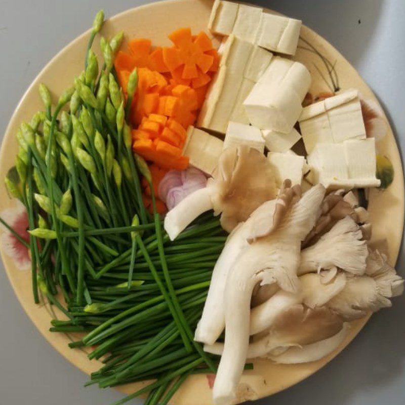 Step 1 Prepare the ingredients for Chive Soup with Tofu and Mushrooms