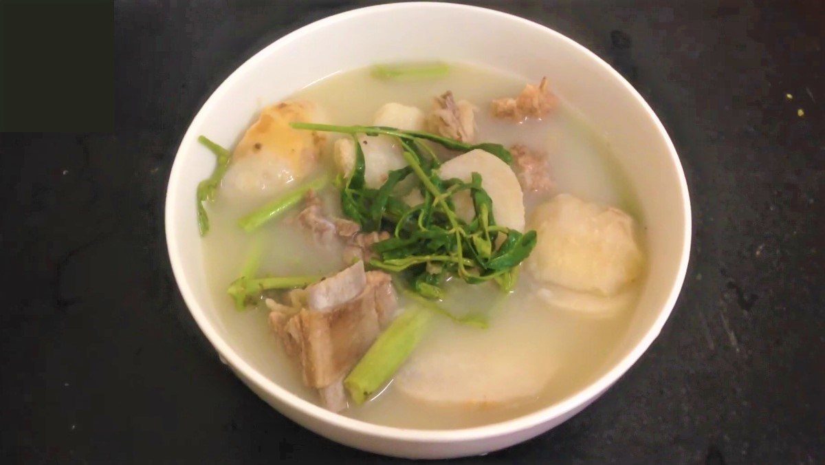 Taro soup with water spinach cooked with ribs