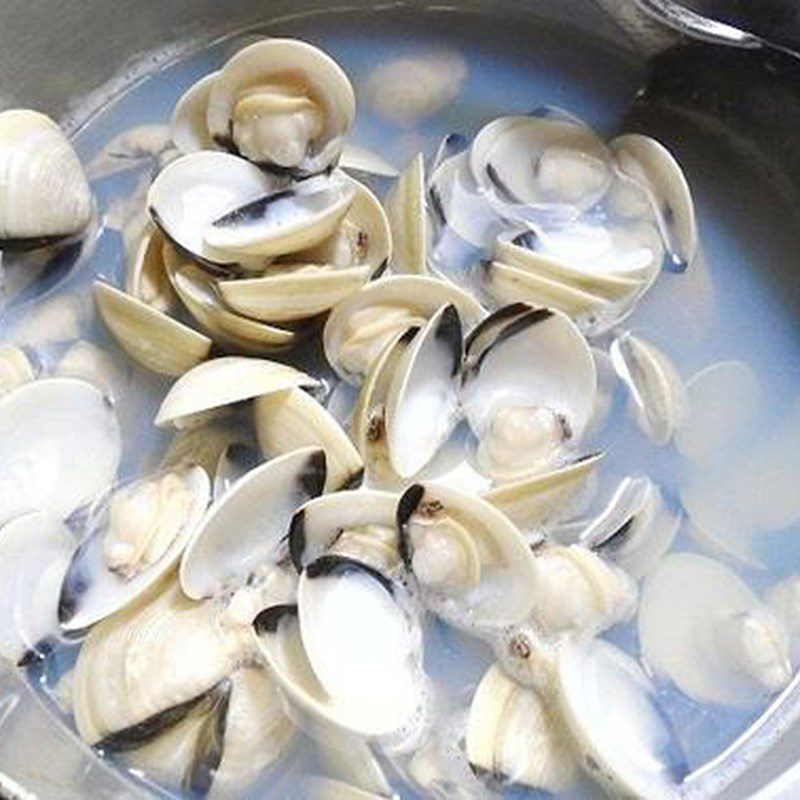 Step 2 Blanching clams with dill soup