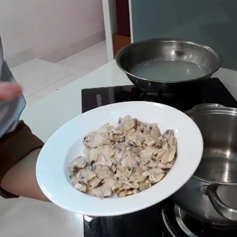 Step 3 Separating clam meat for dill soup